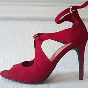 Gorgeous red heels 👠